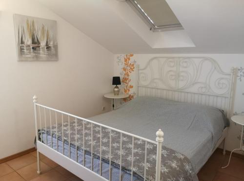 ein Schlafzimmer mit einem Bett in einem weißen Zimmer in der Unterkunft Vila Jadran in Omiš