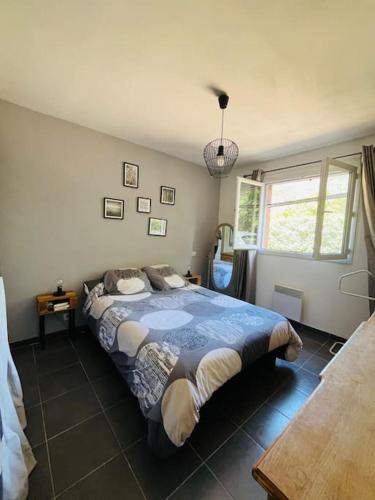 une chambre avec un grand lit dans une pièce dans l'établissement Charmante Villa avec Piscine, à Appietto