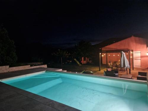 Bazén v ubytování Charmante Villa avec Piscine nebo v jeho okolí