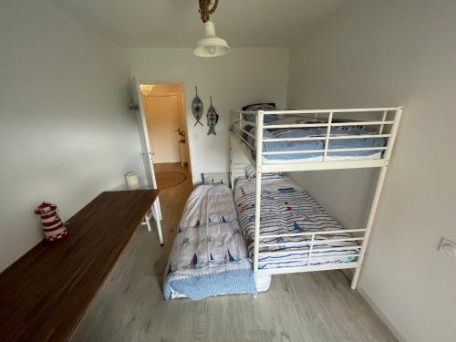 une chambre avec deux lits superposés dans une pièce dans l'établissement L'hortensia bleu, à Saint-Malo