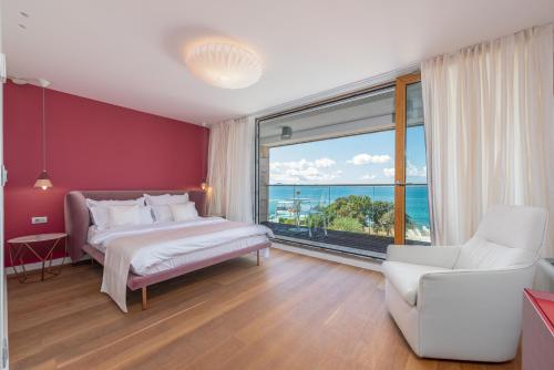 um quarto com uma cama e uma grande janela em Villa Calla em Petrcane