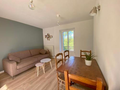 un salon avec une table et un canapé dans l'établissement Gîte sensation, à Gravières