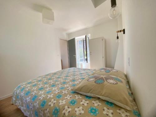 une chambre avec un lit avec un oreiller dessus dans l'établissement Gîte sensation, à Gravières