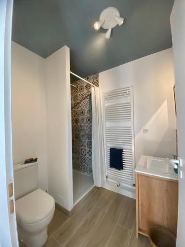 une salle de bain blanche avec des toilettes et un lavabo dans l'établissement Gîte sensation, à Gravières