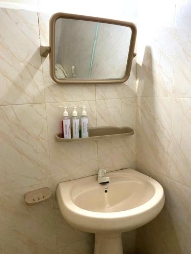bagno con lavandino e specchio a parete di MercuryFM 109 Guest House - Jaffna Temple road 77 a Jaffna