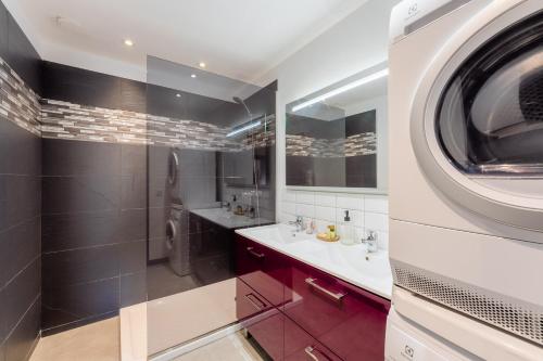 a bathroom with two sinks and a washing machine at Appart Hypercentre CLIM 2chb QuartierChic in Aix-en-Provence