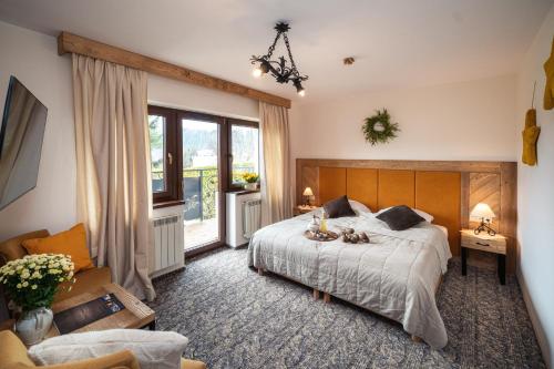 ポロニンにあるPensjonat Litworówka Wellness&SPAのベッドルーム1室(ベッド1台、大きな窓付)