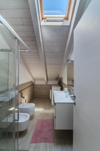 a bathroom with two sinks and two toilets at Le Dune Verdi in Lido di Jesolo