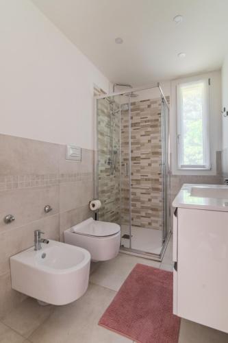 a bathroom with a sink and a toilet and a shower at Le Dune Verdi in Lido di Jesolo