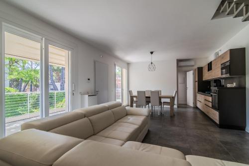 a living room with a couch and a table at Le Dune Verdi in Lido di Jesolo