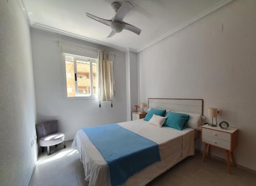 - une chambre avec un lit et un ventilateur de plafond dans l'établissement Costa Azahar II Nº 1033, à Oropesa del Mar