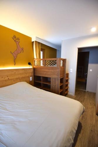 - une chambre avec un lit et un mur jaune dans l'établissement Twin Peaks Lodge - Avoriaz, à Avoriaz