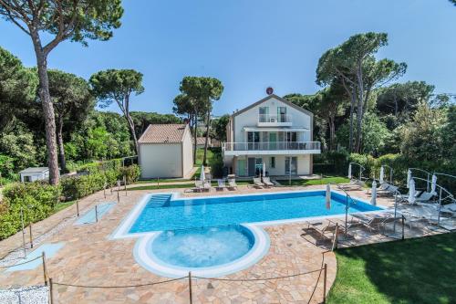an estate with a swimming pool and a house at Le Dune Verdi in Lido di Jesolo