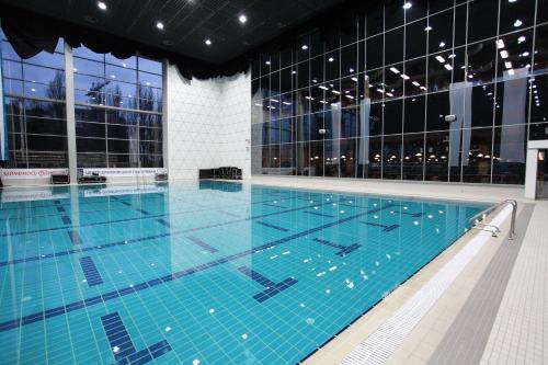 una gran piscina en un edificio en Favor Park Hotel en Kiev