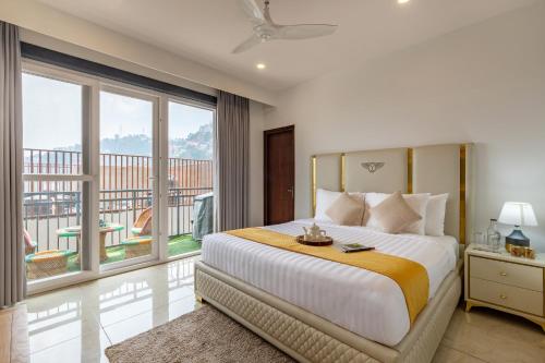 Imagen de la galería de ALAYA Stays Cliff Zen 2BHK Apartments in Panthaghati, en Shimla