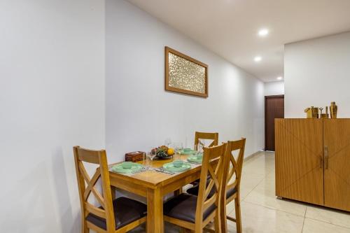 Imagen de la galería de ALAYA Stays Cliff Zen 2BHK Apartments in Panthaghati, en Shimla