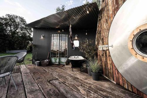 Taman di luar Unique glamping experience near Ely & Cambridge