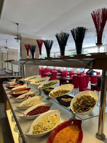 ein Buffet mit vielen verschiedenen Speisen in der Unterkunft Side Legend Hotel - All Inclusive in Side