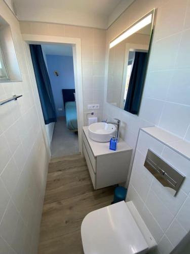 Ένα μπάνιο στο Exotic Ocean View Apartment