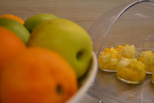 a bowl of apples and oranges on a table at Hotel Medes II in L'Estartit