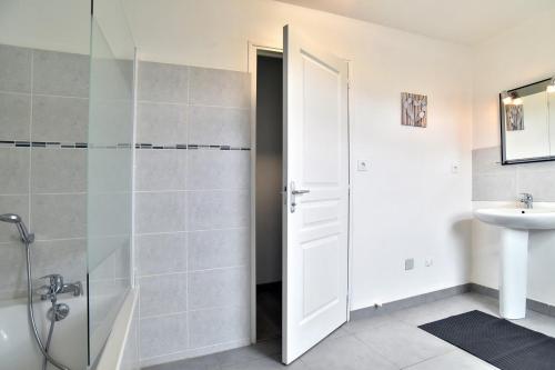 a bathroom with a shower and a sink at Ty Guen Braz - Charmante maison avec jardin in Plurien