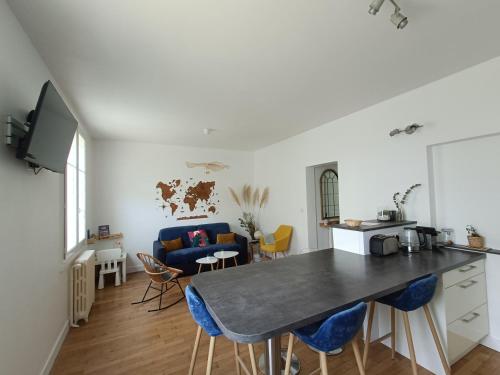 une cuisine et un salon avec une table et des chaises dans l'établissement T3 centre-ville avec parking, à Tours