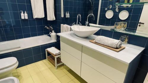 uma casa de banho com um lavatório e uma banheira em Estilosa casa golf em Gorraiz