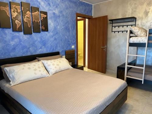 una camera con letto e scala a castello di Triangolo delle Bermuda B&B a Termoli