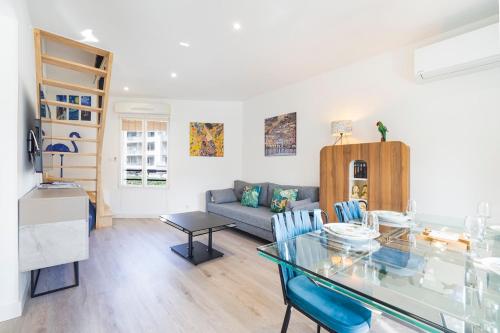 un salon avec une table en verre et un canapé dans l'établissement Duplex & jardin Marché La Baule, à La Baule