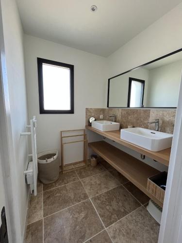 une salle de bain avec deux lavabos et un grand miroir dans l'établissement Villa Mont Ventoux, à Malaucène
