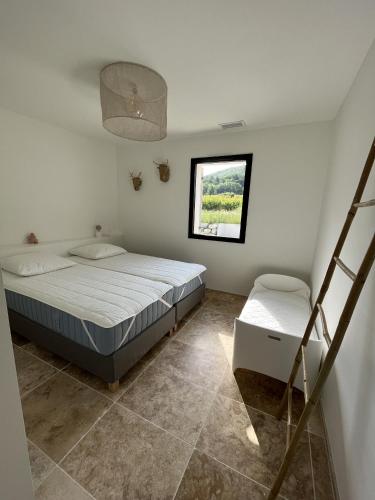 - une chambre avec un lit, une échelle et une fenêtre dans l'établissement Villa Mont Ventoux, à Malaucène