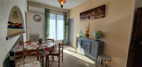 une salle à manger avec une table et des chaises dans une pièce dans l'établissement vadon geneletti, à Fréjus