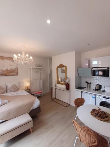 une chambre avec un lit et une table et une cuisine dans l'établissement *Monge Zola*, à Dijon