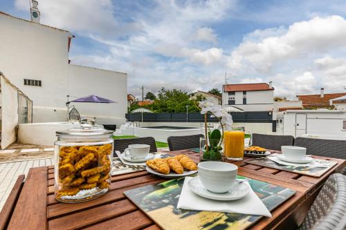a table with food and drinks on a balcony at Alojamento CSA in Alenquer