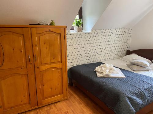 um quarto com uma cama e um armário de madeira em Pensiunea Bianca em Bran