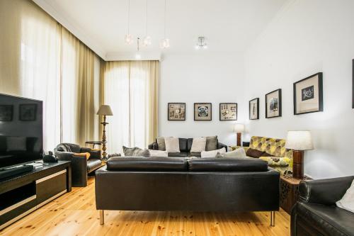 a living room with a couch and a television at Alojamento CSA in Alenquer