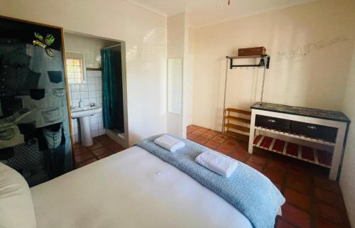 a bedroom with a bed with two towels on it at Imagine. McGregor in McGregor