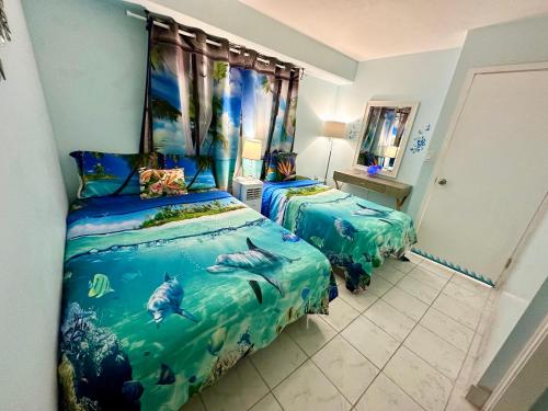 ein Schlafzimmer mit zwei Betten mit Fisch drauf in der Unterkunft WAIKIKI 2 BEDROOMS, 1 BATH, FREE PARKING, SLEEP 6 in Honolulu