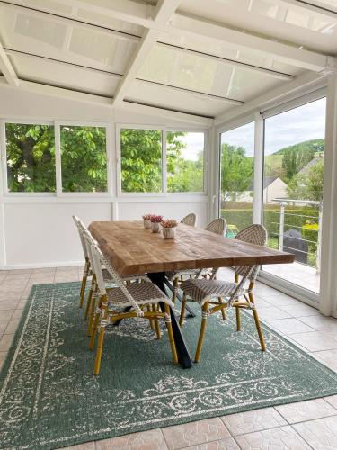 une salle à manger avec une table et des chaises en bois dans l'établissement Black Rock Champagne, à Moussy