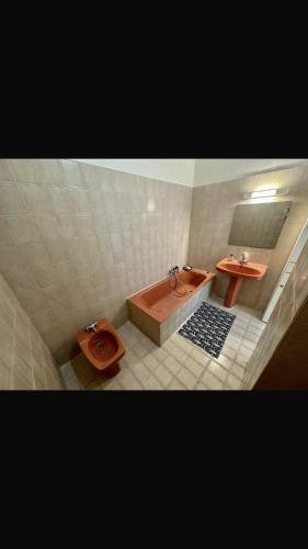 une salle de bain avec deux lavabos et une baignoire et des toilettes dans l'établissement Seahouse Menton Garavan, à Menton