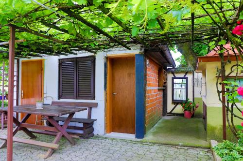 a picnic table in front of a small house at Apartman SUMI in Bihać