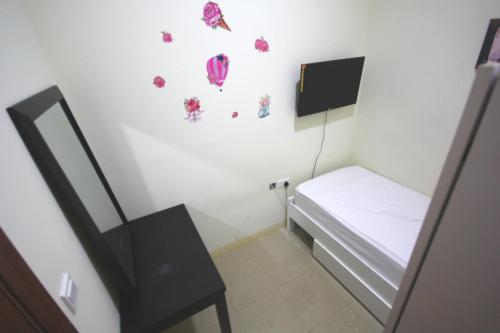 Roomy Dubai Hostel Small Rooms and Partitions at Marina photo 3