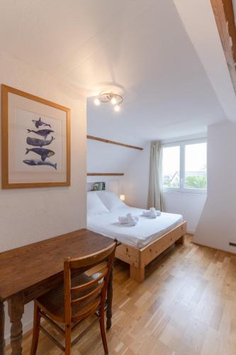 une chambre avec un lit et une table en bois dans l'établissement TY GWENN - Jolie Maison avec sauna proche mer, à Ploudalmézeau