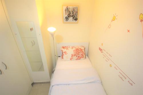 Roomy Dubai Hostel Small Rooms and Partitions at Marina photo 2