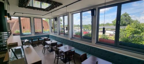 Elite Pension في شتوروفو: مطعم بطاولات وكراسي ونوافذ