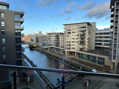 Foto Stunning City Centre Water VIews 2 Bed 2 Bath FREE PARKING