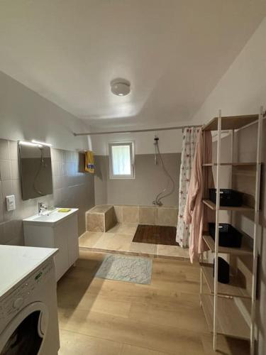 une salle de bain avec douche et lavabo dans l'établissement St Aygulf, appartement climatisé 70m2, piscine privée , 4 personnes, à Saint-Aygulf