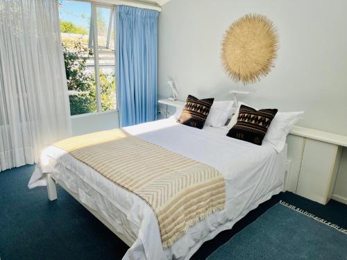 Кровать или кровати в номере Brightwater Lodge