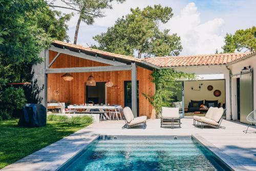une maison avec une piscine et une terrasse dans l'établissement Villa Kirribilli, à Rivedoux-Plage