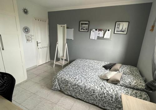 a bedroom with a bed and a wall with pictures at VILLA FLAVIE- luxueuse - Confort Jardin Barcecue 10min PLAGE- FAMILLE-PISCINE-TOP PROS SERVICES Conciergerie in Lattes
